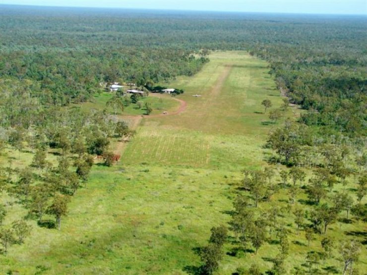 Airstrip with homestead alongside - Click for enlargement